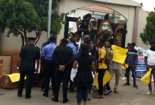 Breaking: Youths Barricade Akeredolu’s Office, Protest OSOPADEC’s Autonomy