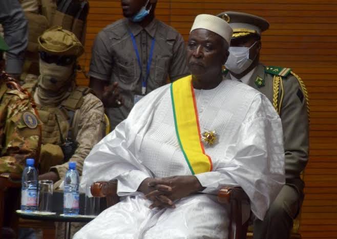 Mali’s new president sworn in, pledges to hand over in 18 months