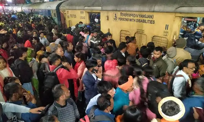 Stampede at New Delhi Railway Station in India leaves 18 dead, injures 10