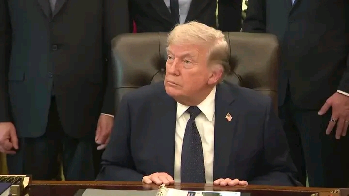 Trump Claims Iran in ‘Collapse,’ Wants Hormuz Strait Reopened