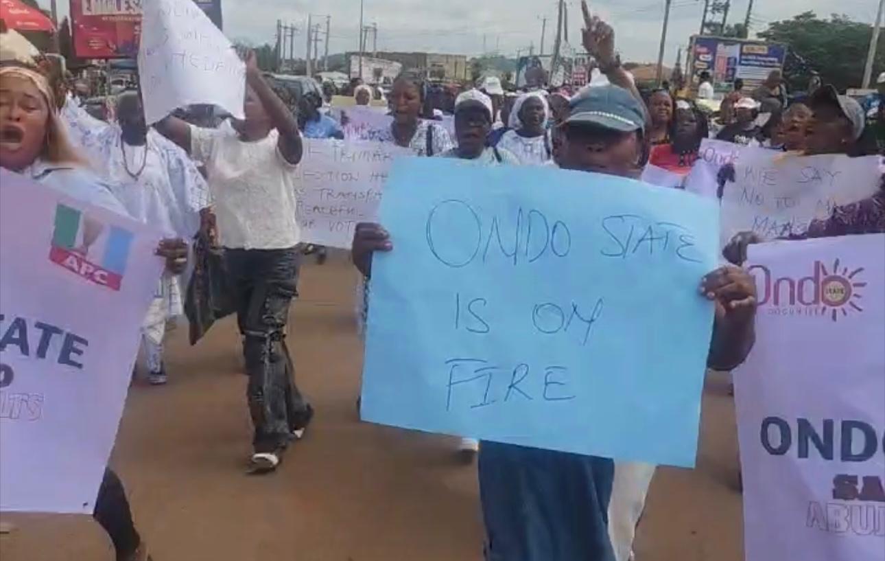 BREAKING: Aggrieved APC Women Block Major Roads In Ondo Over Alleged Abuja List Mandate Theft